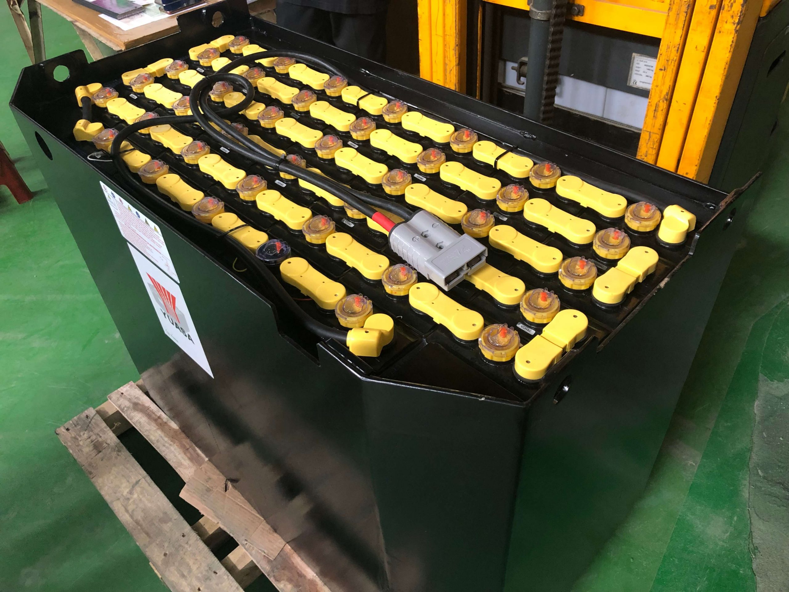 Menangani Tindakan Pencegahan Pada Battery Forklift